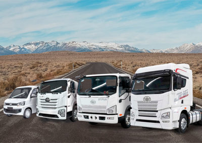 Cuatro unidades FAW de distintas capacidades alineadas en carretera