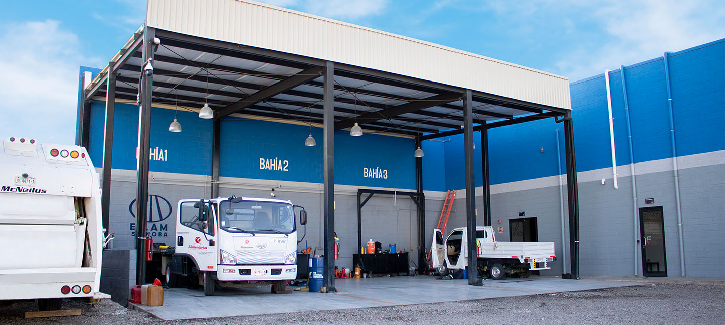 Bahías de taller de la agencia FAW Trucks de Grupo Step en Hermosillo, Sonora, con unidades de carga ligera en servicio
