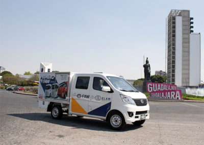 Unidad de taller móvil de Grupo Step circulando en Guadalajara, Jalisco