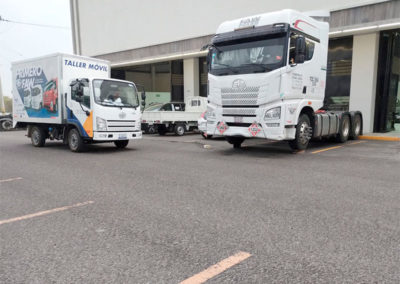 Unidad de taller móvil de Grupo Step junto a un tractocamón FAW en el patio de la agencia