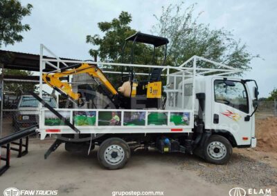 Camión FAW de carga ligera con carrocería de plataforma y canastilla para trabajo en altura