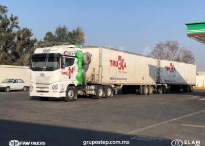 Tractocamión FAW con dos cajas de carga en el patio de una empresa de transporte