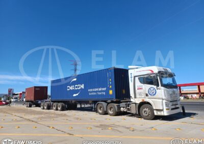 Tractocamión FAW con contenedor marítimo cargado sobre plataforma