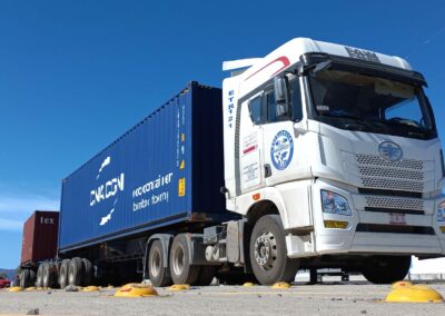 Tractocamión FAW con contenedor marítimo en patio de maniobras