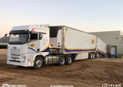Tractocamión FAW JH6 con dos cajas secas en configuración full