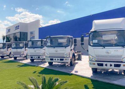 Unidades FAW Trucks de carga ligera en el piso de exhibición de la agencia de Apodaca, Nuevo León