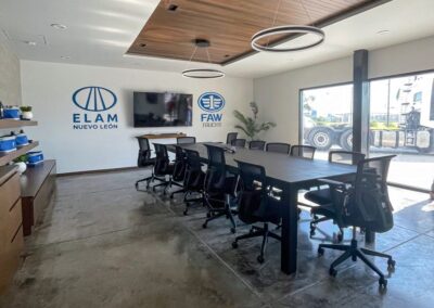 Sala de juntas de la agencia de Apodaca con el logotipo de ELAM Nuevo León