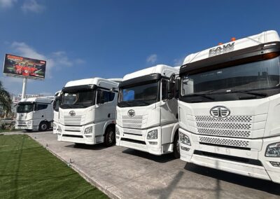 Tractocamiones FAW J7 y JH6 en el patio de la agencia de Apodaca, Nuevo León