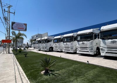 Fila de tractocamiones FAW en la agencia de Apodaca, Nuevo León