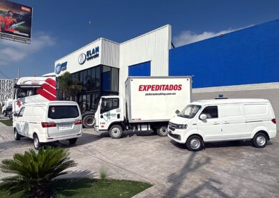 Unidades de carga ligera en el patio de la agencia de Apodaca, Nuevo León