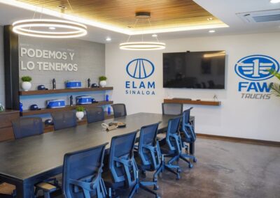 Sala de juntas de la agencia de Culiacán con el lema Podemos y lo tenemos y el logotipo de ELAM Sinaloa