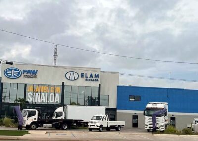 Fachada de la agencia de Culiacán con unidades de carga ligera en piso