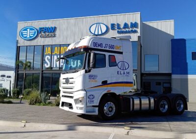 Fachada de la agencia de Culiacán con el tractocamión FAW J7 560 en exhibición