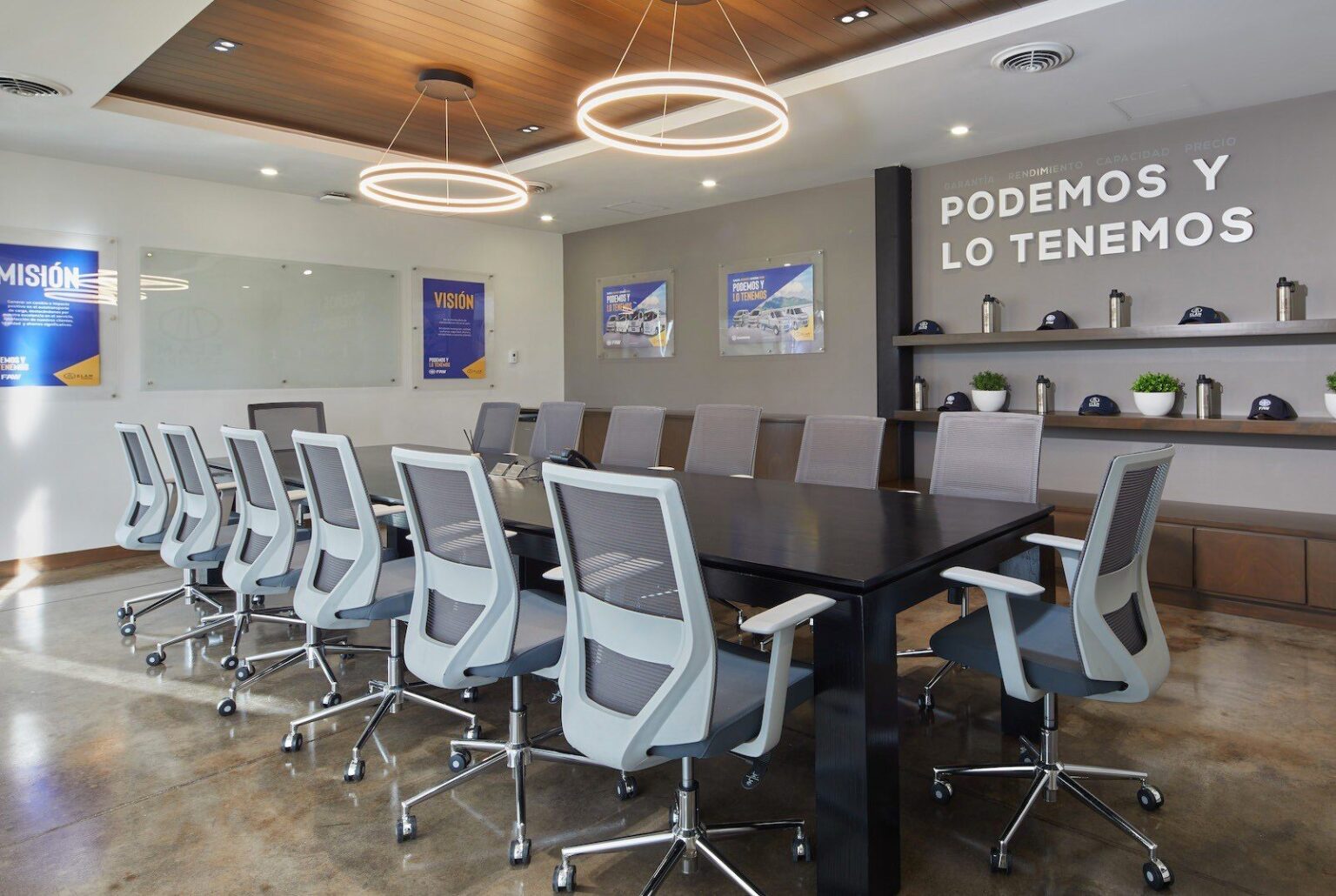 Sala de juntas de la agencia de Hermosillo con el lema Podemos y lo tenemos en el muro