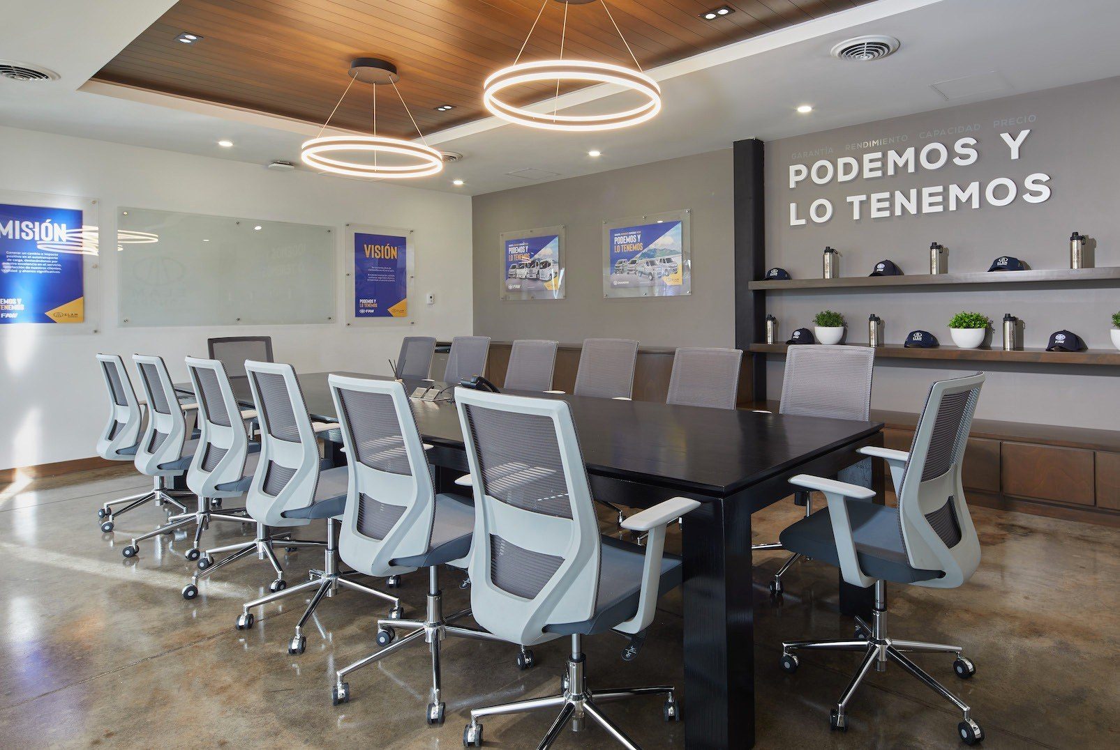 Sala de juntas de la agencia de Hermosillo con el lema Podemos y lo tenemos en el muro