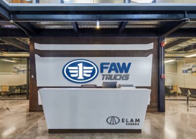 Mostrador de recepción con el logotipo de FAW Trucks y ELAM Sonora en la agencia de Hermosillo
