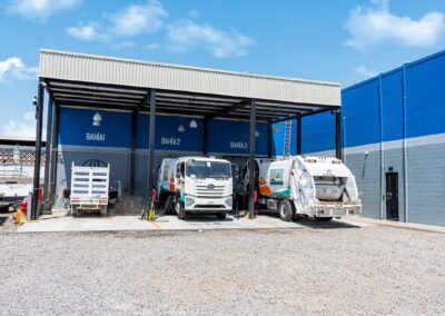 Patio techado de taller de la agencia de Hermosillo con unidades FAW Trucks en servicio