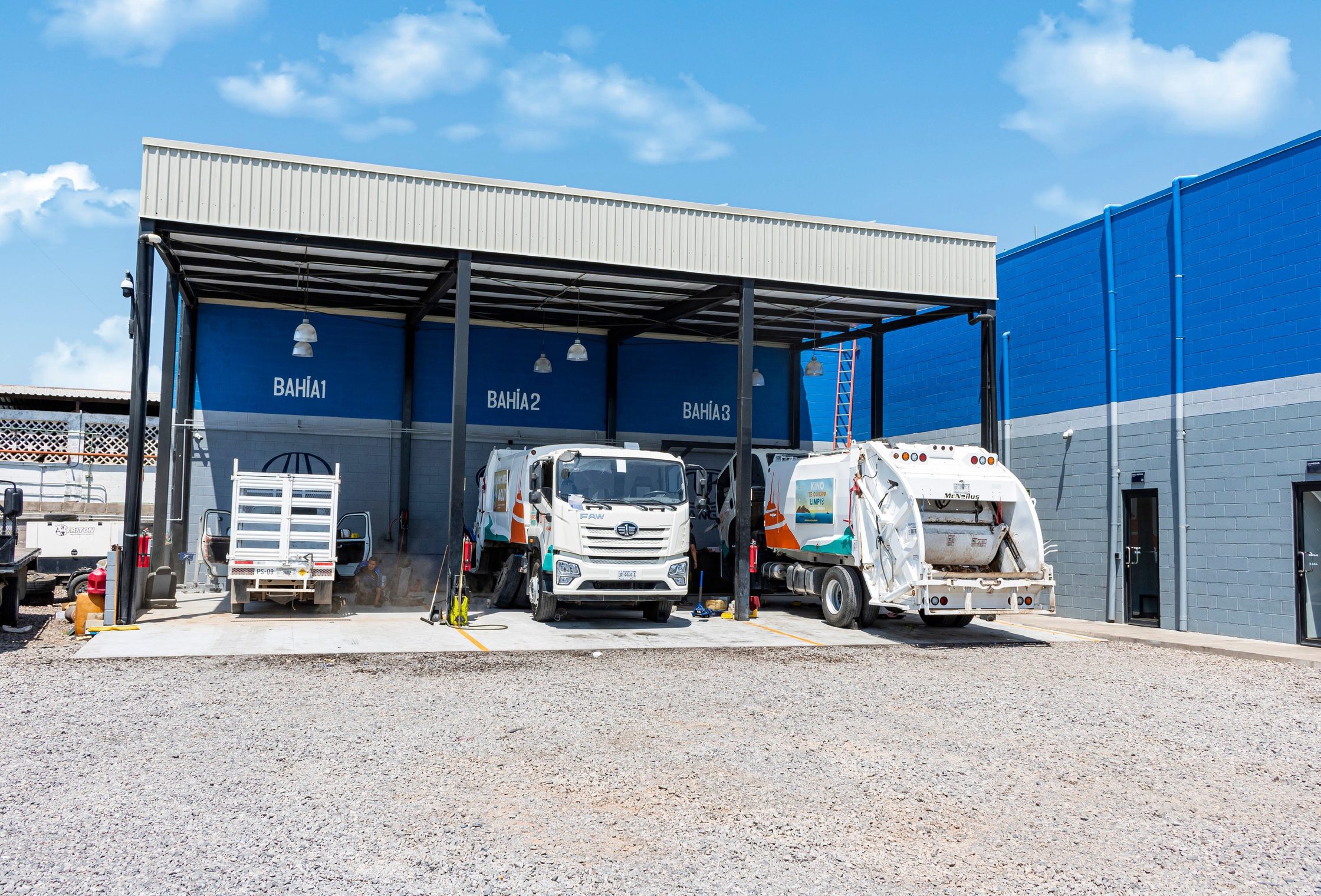 Patio techado de taller de la agencia de Hermosillo con unidades FAW Trucks en servicio