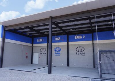 Bahías de taller y fosa de la agencia FAW Trucks de Tijuana, Baja California