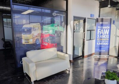 Sala de espera de la agencia de Tijuana con la unidad de exhibición al fondo