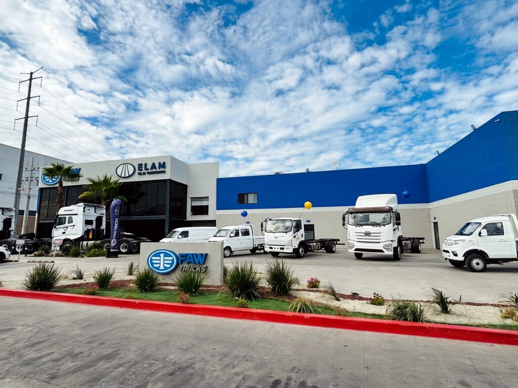 Fachada de la agencia FAW Trucks de Grupo Step en Tijuana, Baja California, con unidades de carga ligera y mediana en piso