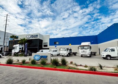 Fachada de la agencia FAW Trucks de Grupo Step en Tijuana, Baja California, con unidades de carga ligera y mediana en piso