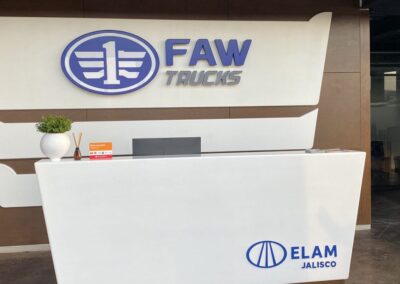 Mostrador de recepción con el logotipo de FAW Trucks y ELAM Jalisco en la agencia de Zapopan