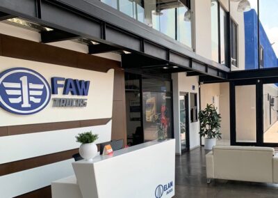 Recepción y sala de exhibición de la agencia FAW Trucks de Zapopan, Jalisco