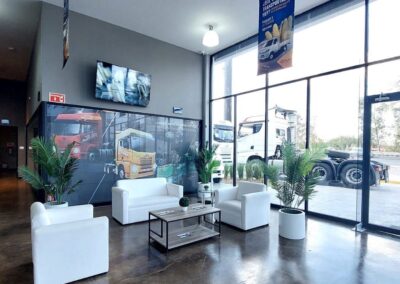Sala de espera de la agencia de Zapopan con ventanal hacia el patio de unidades
