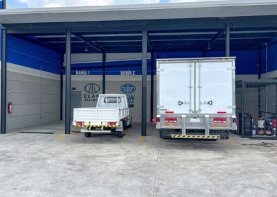 Bahías de taller de la agencia de Zapopan con unidades FAW Trucks en servicio
