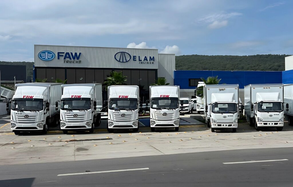 Fachada de la agencia FAW Trucks de Grupo Step en Zapopan, Jalisco, con ocho unidades de carga en piso