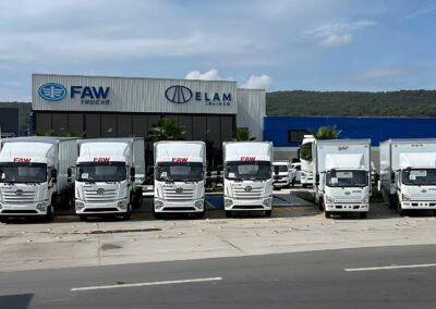 Fachada de la agencia FAW Trucks de Grupo Step en Zapopan, Jalisco, con ocho unidades de carga en piso