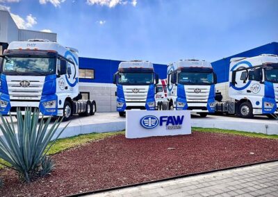 Tractocamiones FAW rotulados en el patio de la agencia de Zapopan, Jalisco