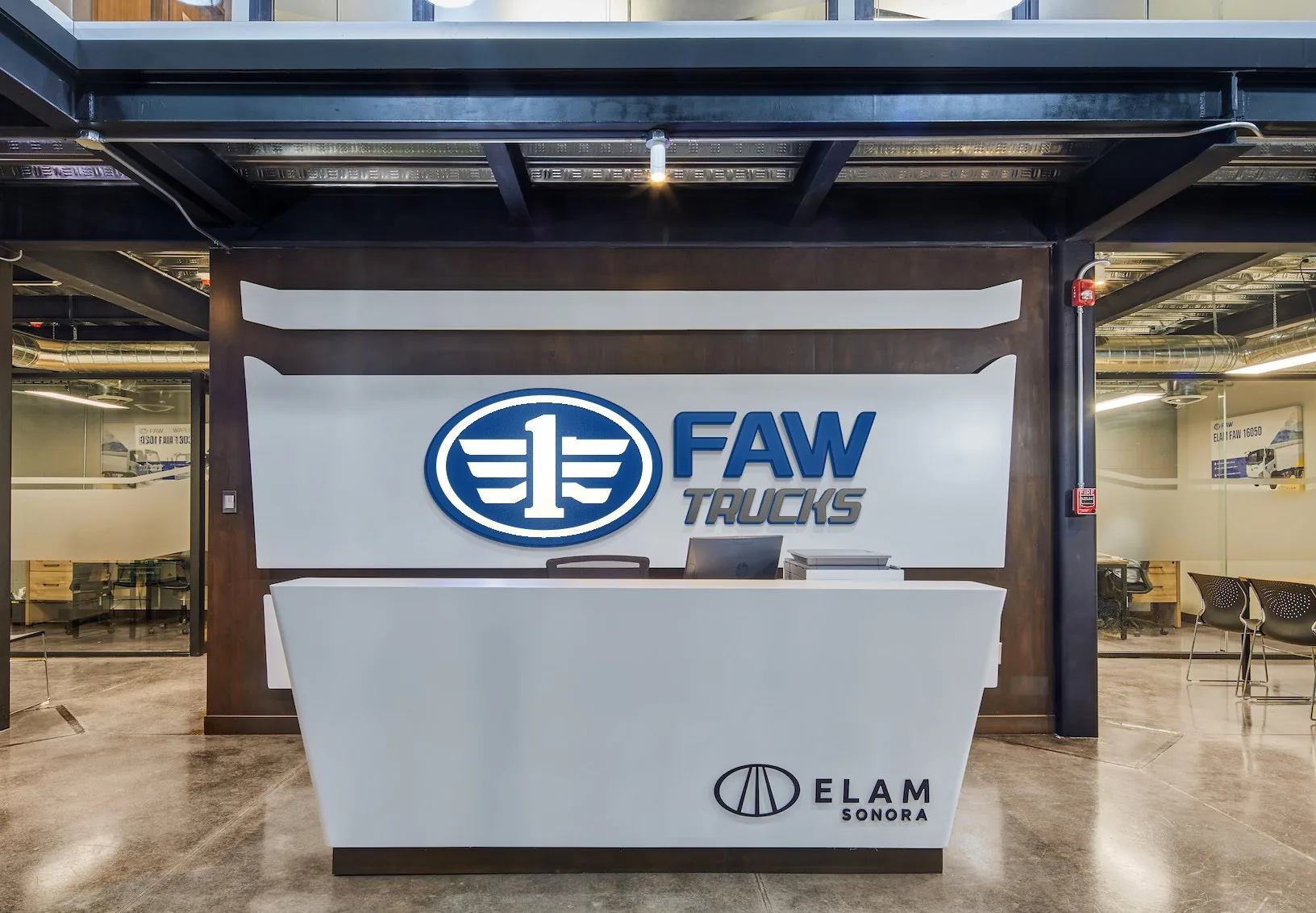 Mostrador de recepci&oacute;n de una agencia FAW Trucks de Grupo Step
