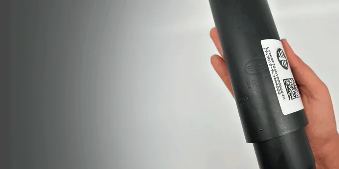 Refacción original FAW con su etiqueta de identificación y código QR